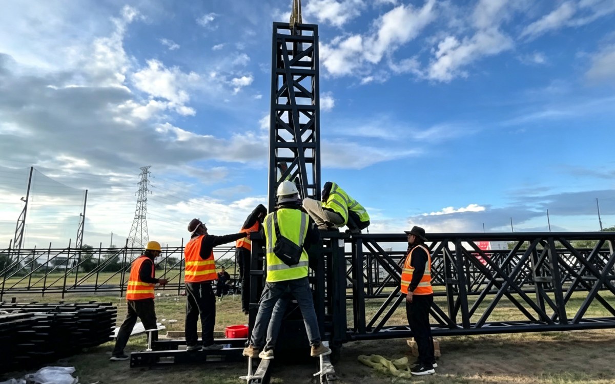 The assembly of a 20m aluminum stage truss system on-site