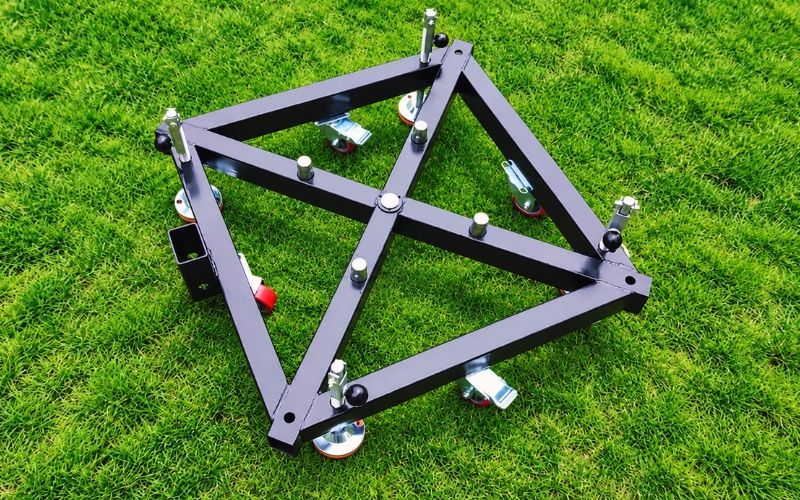 Steel tower base with leveling feet for truss pillars in outdoor event displays